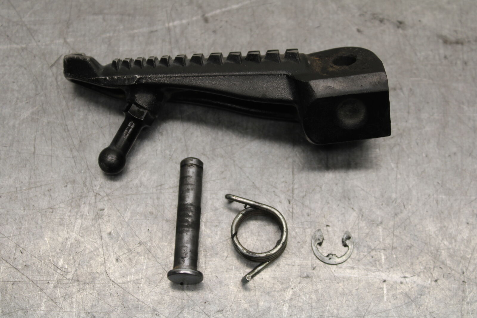 16 KAWASAKI NINJA ZX10R RIGHT FRONT FOOT REST PEG STEP 34028-0140 BB650