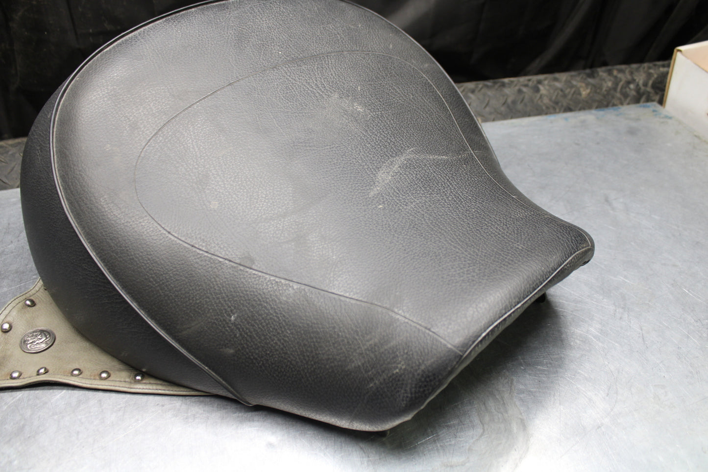00 SUZUKI INTRUDER 1500 VL1500 FRONT DRIVERS SEAT BB761
