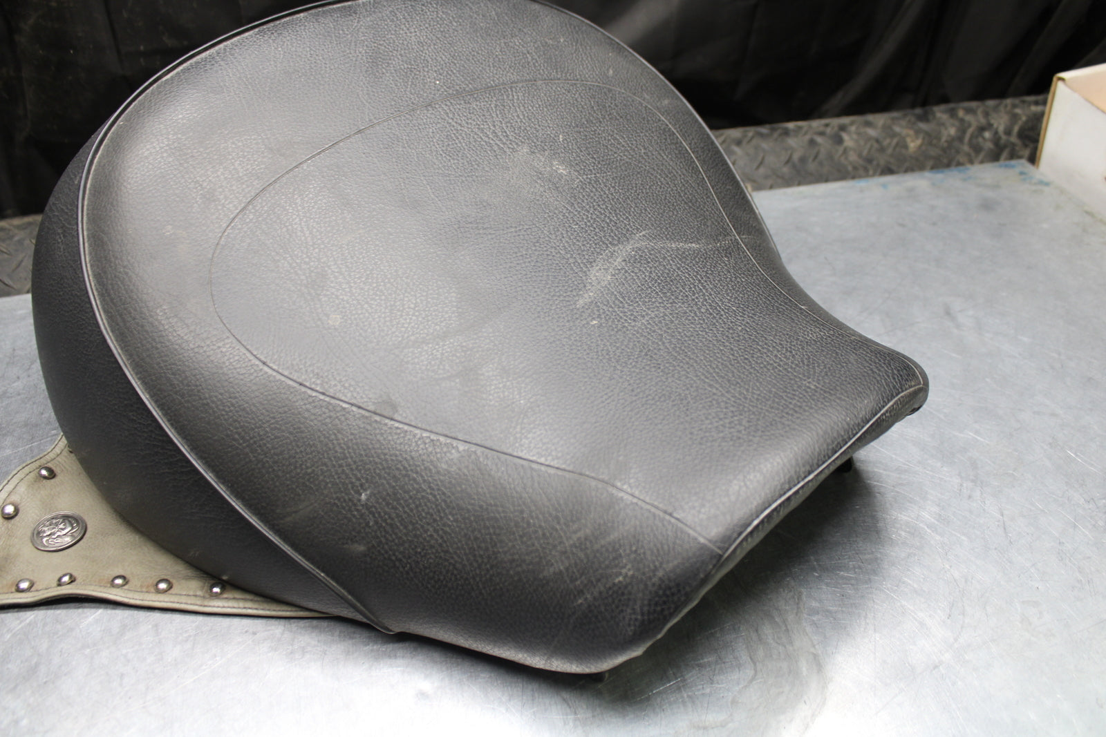 00 SUZUKI INTRUDER 1500 VL1500 FRONT DRIVERS SEAT BB761