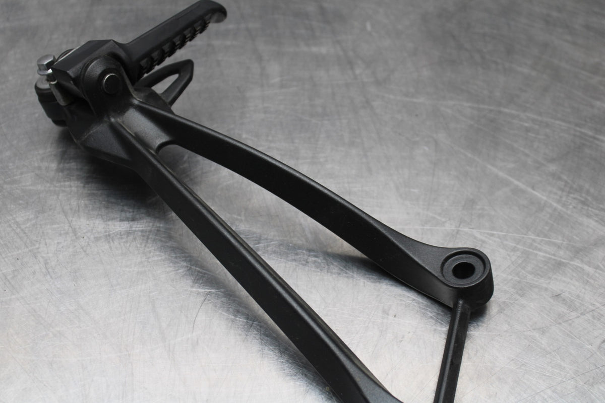 21-23 KAWASAKI NINJA ZX6R RIGHT REAR BACK PASSENGER PEG BB179