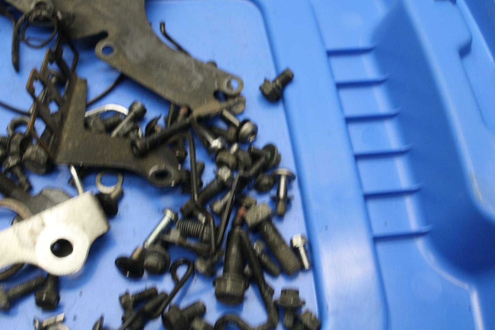 06-21 KAWASAKI VULCAN 900 BOLTS HARDWARE MOTOR SCREWS BB363