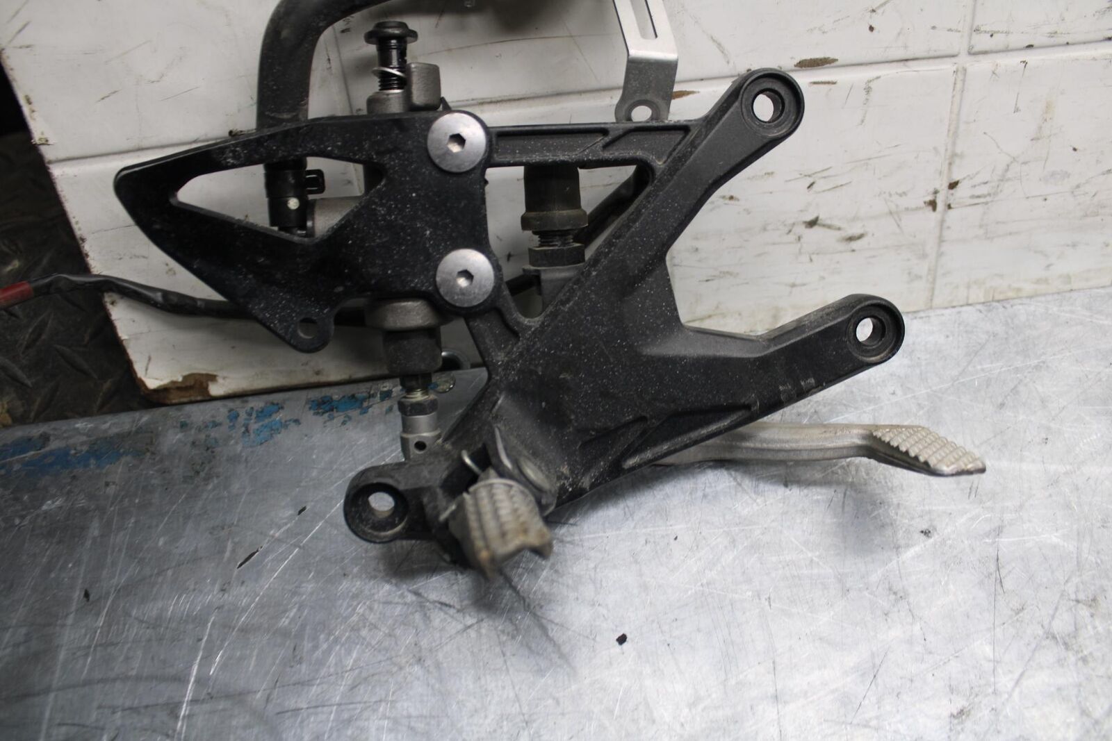 18 YAMAHA YZF R1  RIGHT REARSET REAR SET DRIVER FOOT PEG REST STOP BB473