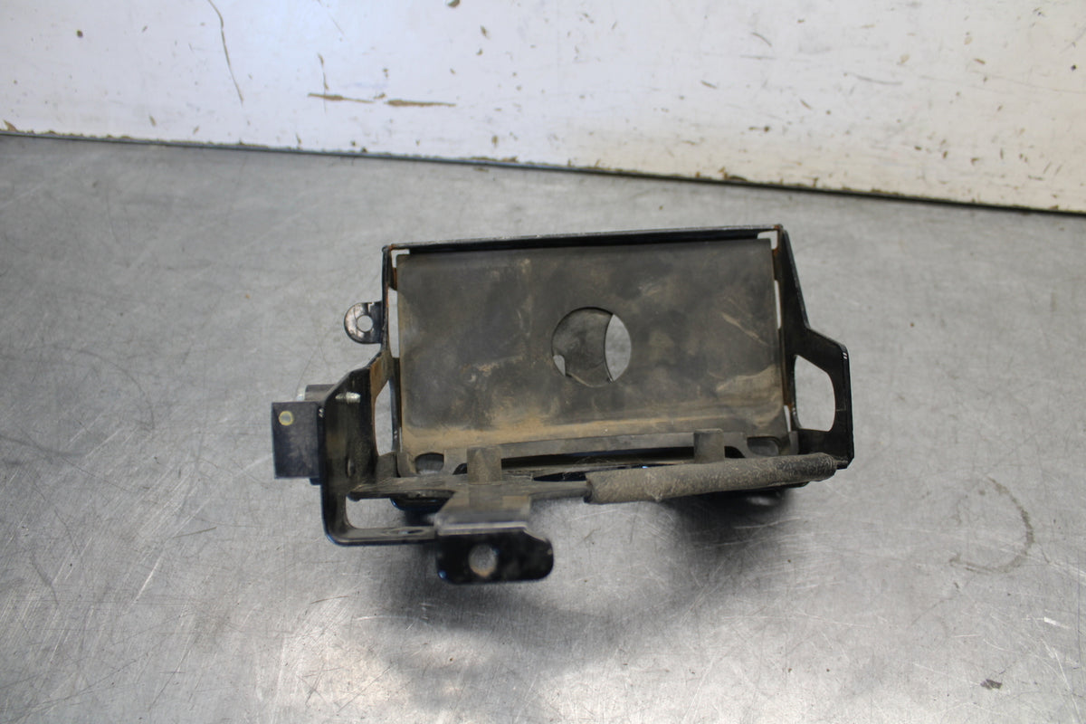 04-16 HARLEY-DAVIDSON SPORTSTER 883 BATTERY TRAY BOX HOLDER BB680 