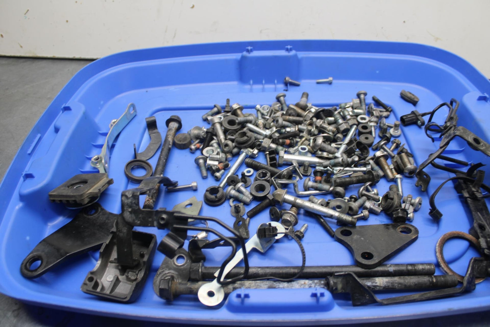 2007 Yamaha V Star 1300 XVS1300A MISCELLANEOUS BOLTS FASTENERS HARWARE BB78