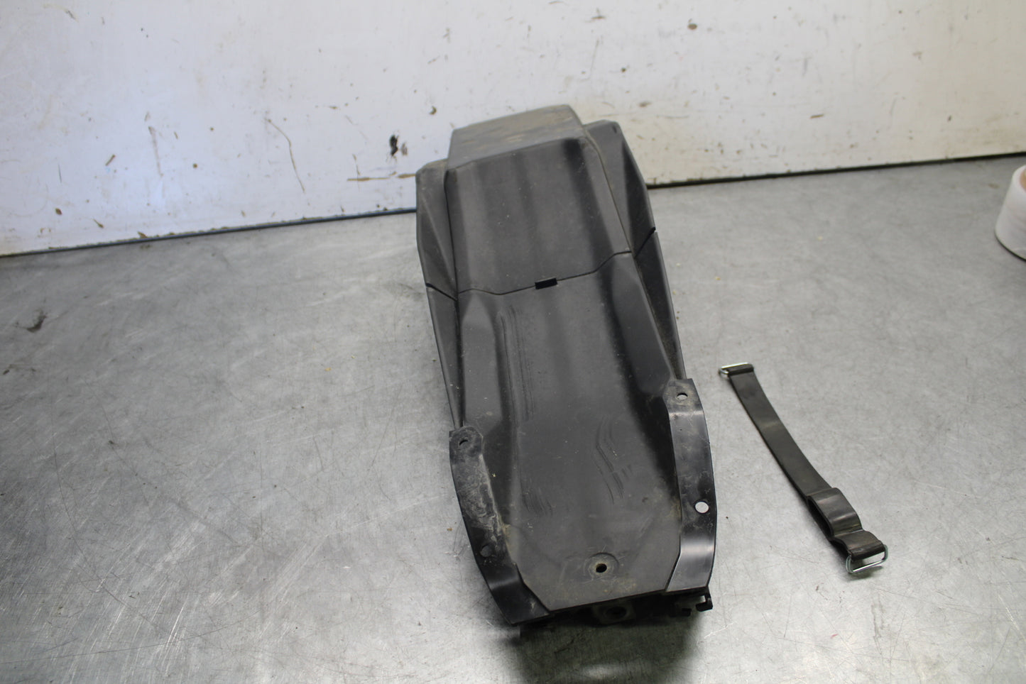 21-24 YAMAHA MT-07 REAR BACK TAIL UNDERTAIL BATTERY TRAY PLASTIC BB662