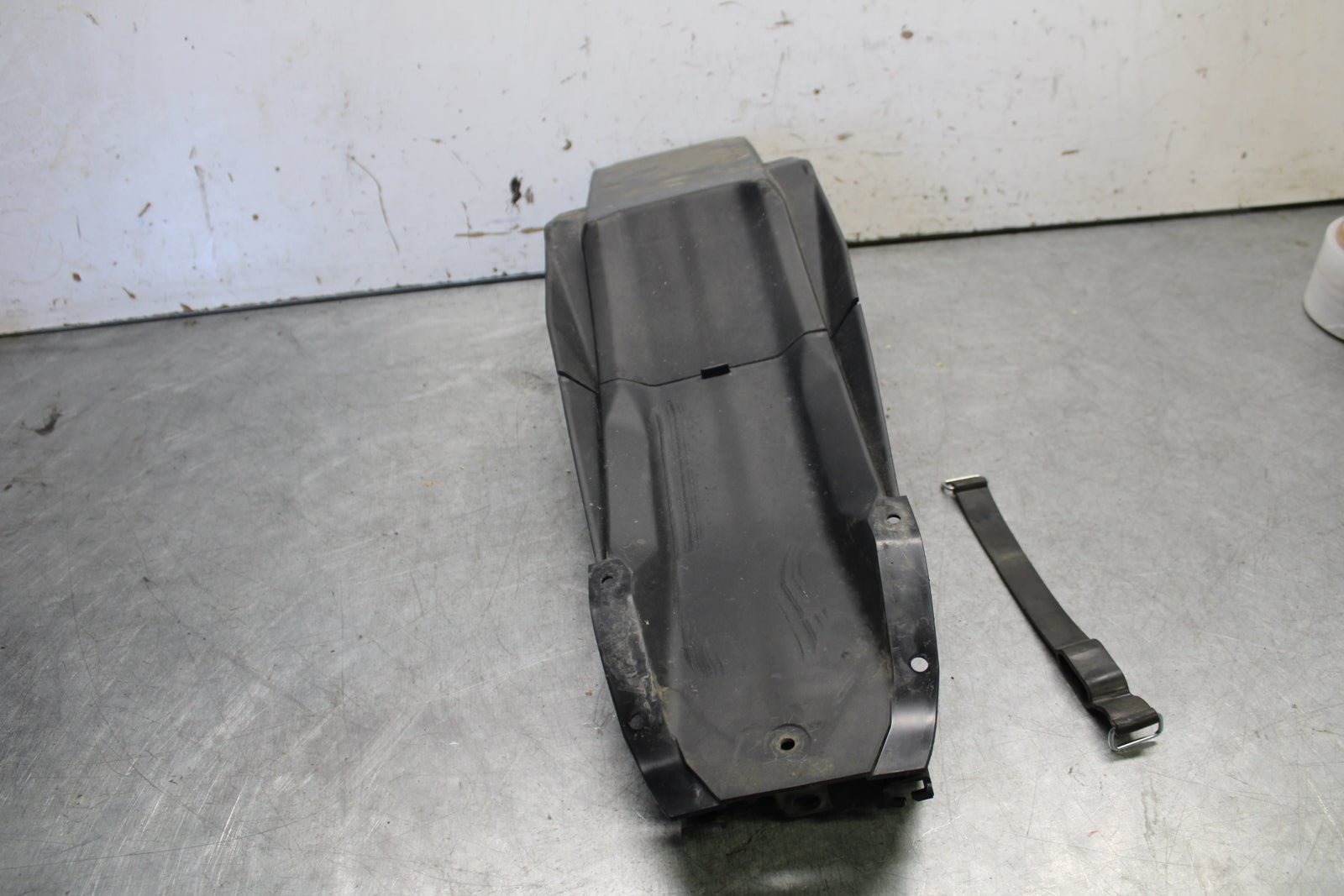 21-24 YAMAHA MT-07 REAR BACK TAIL UNDERTAIL BATTERY TRAY PLASTIC BB662