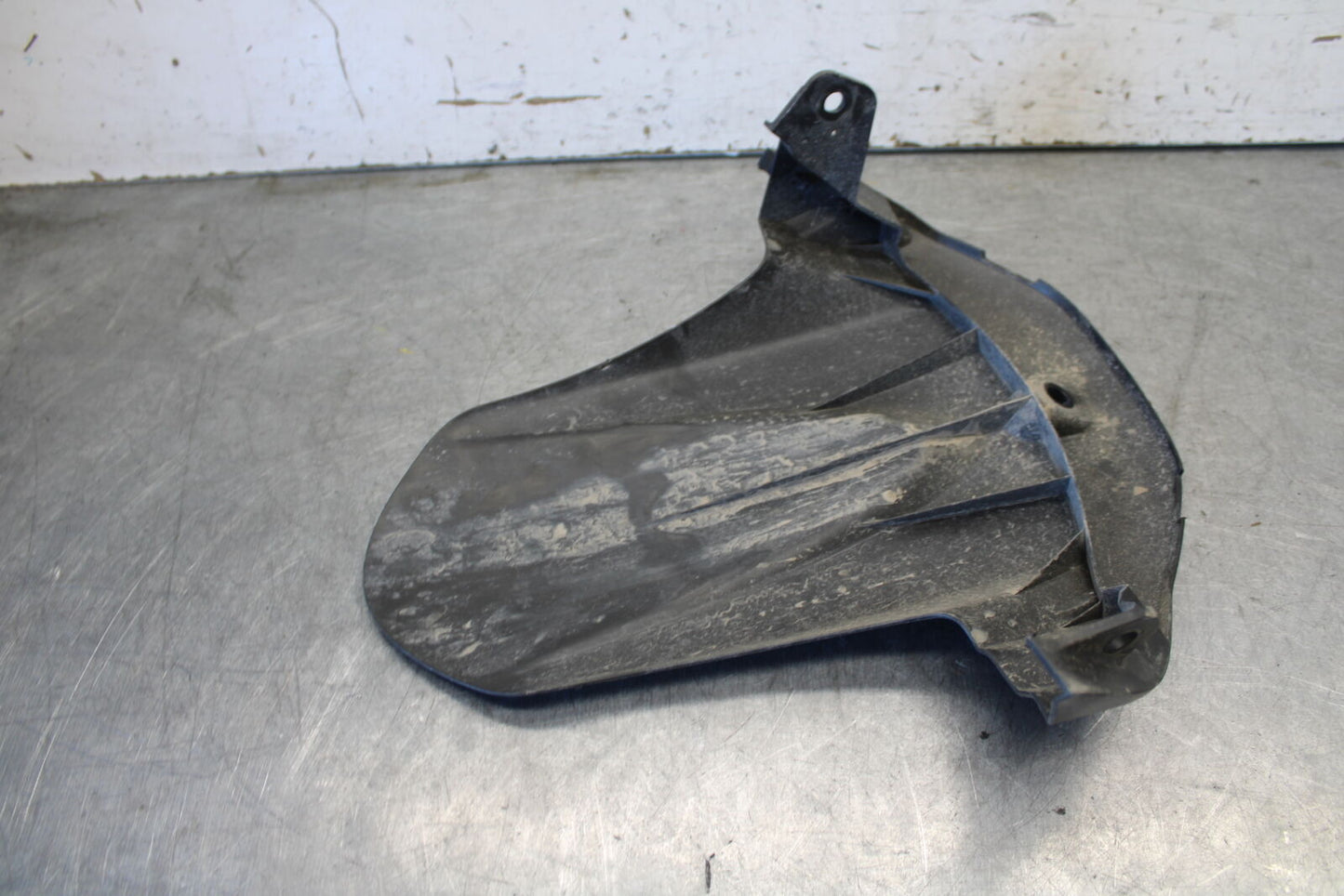 11-24 SUZUKI GSXR750 REAR BACK WHEEL TIRE HUGGER FENDER BB687