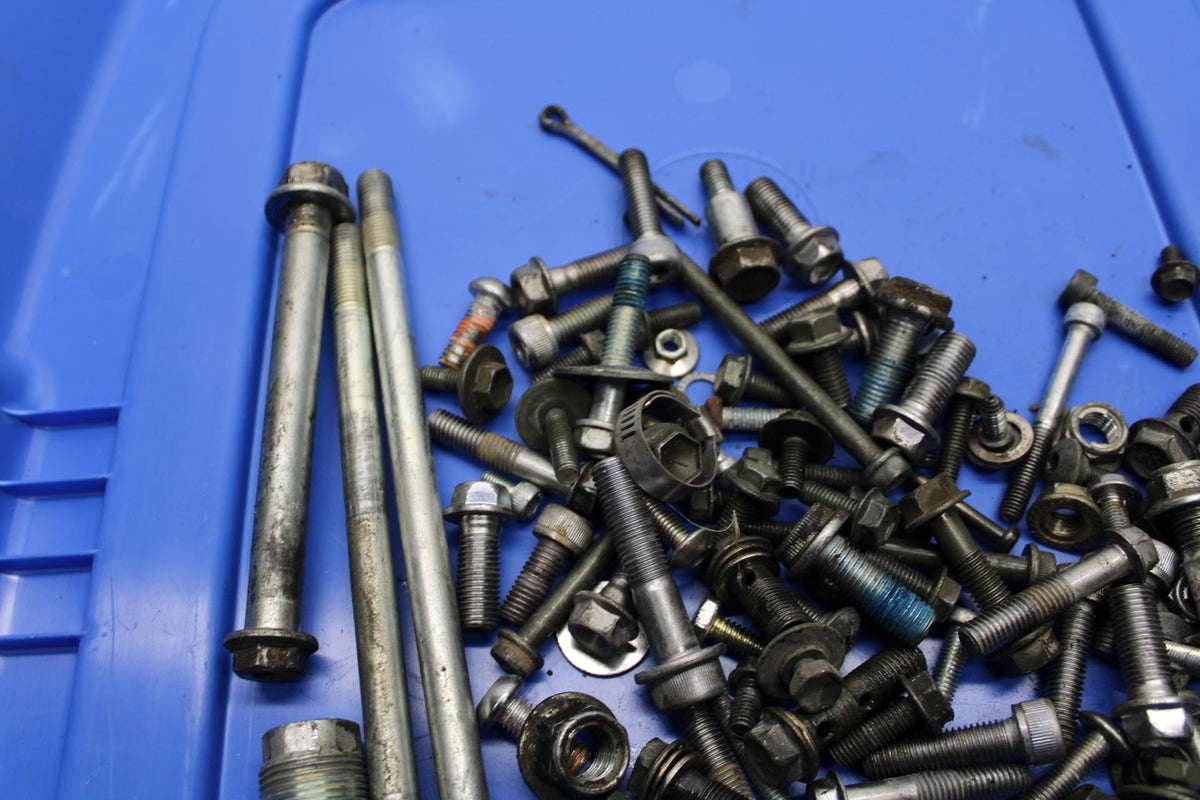 2001 Suzuki GSXR600  BOLTS HARDWARE MISCELLANEOUS SCREWS BB59