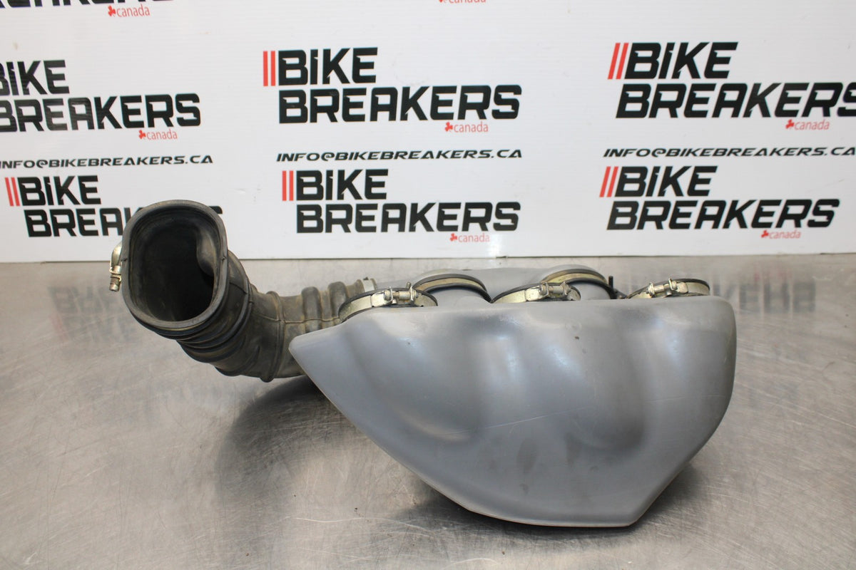 05 TRIUMPH ROCKET III AIR INTAKE DUCT TUBE BB186