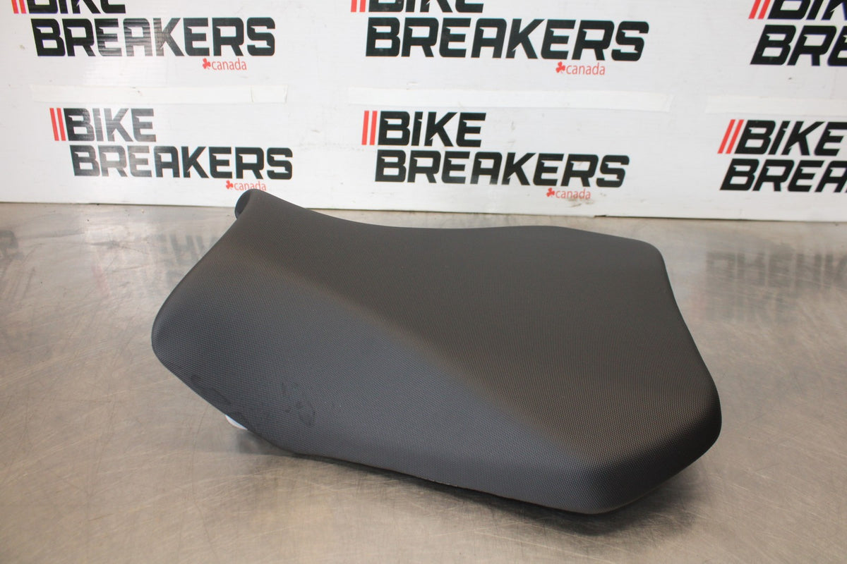 11-26 SUZUKI GSXR750 NEW TAKE OFF! FRONT DRIVERS SEAT PAD SADDLE PILLION BB882