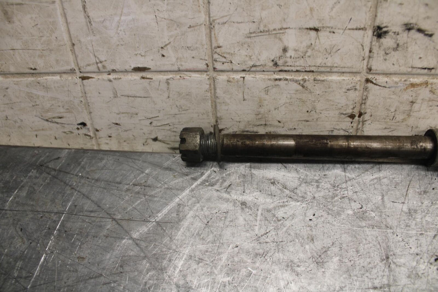 1982 Suzuki GS450L REAR AXLE BACK WHEEL RIM PIVOT BOLT AXEL 64711-3300V BB52