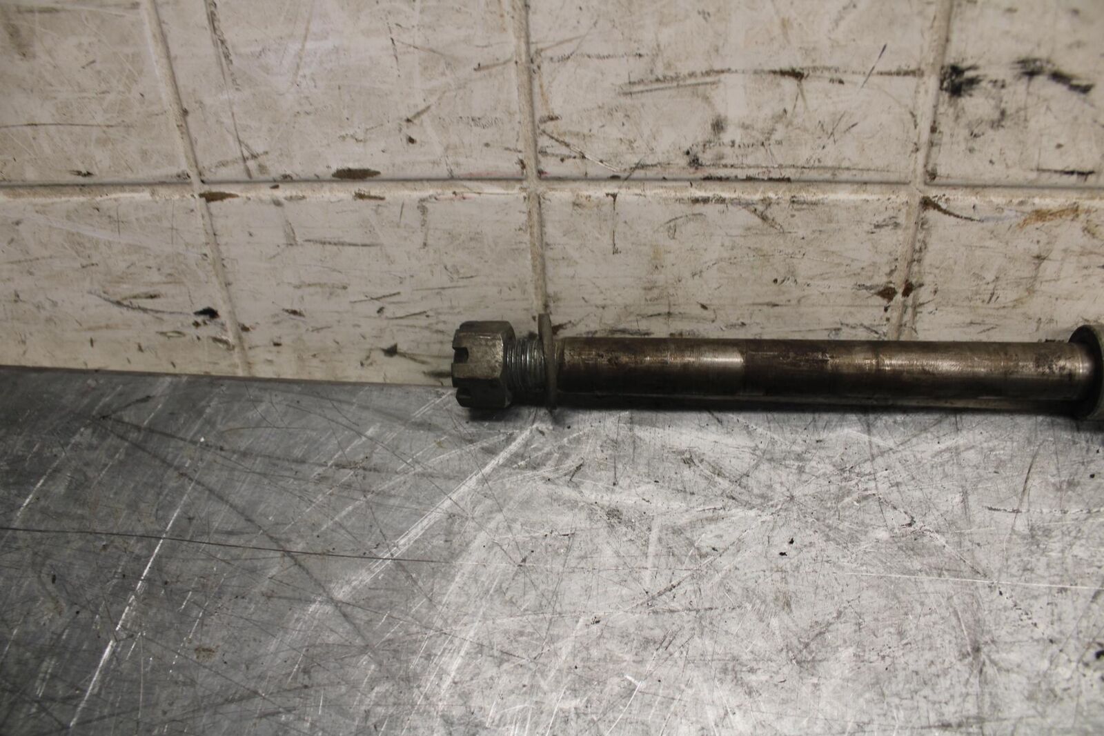 1982 Suzuki GS450L REAR AXLE BACK WHEEL RIM PIVOT BOLT AXEL 64711-3300V BB52