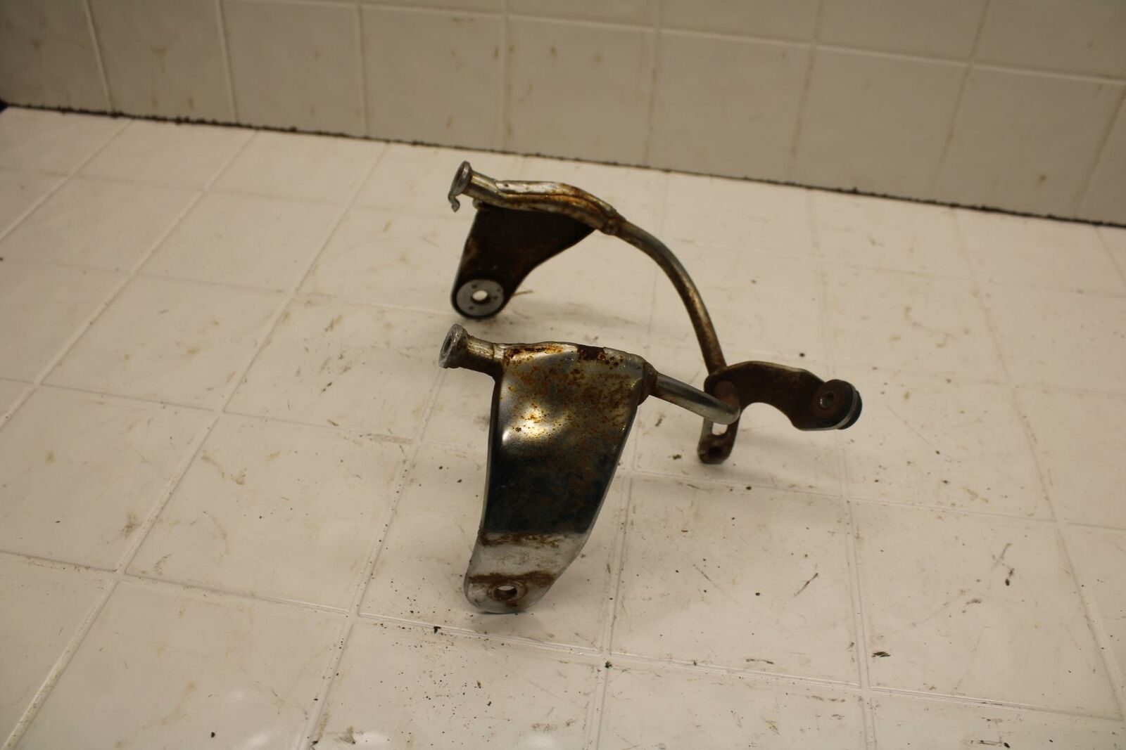 80-83 YAMAHA MAXIM 650 XJ650 UPPER FAIRING MIRROR GAUGES STAY BRACKET BB403