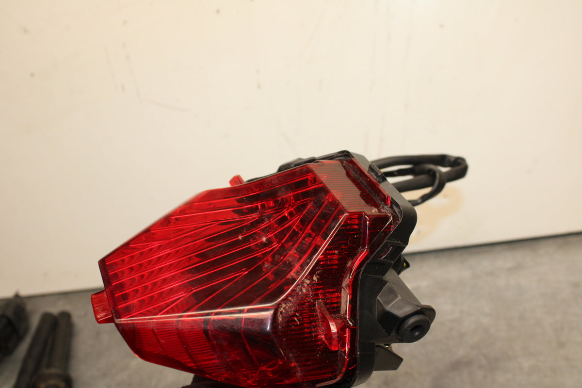 19-21 YAMAHA YZF R3 REAR TAIL TAILLIGHT BACK BRAKE LIGHT BB121