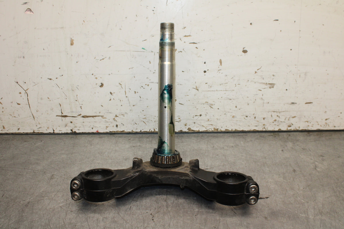 03-04 TRIUMPH DAYTONA 600 FRONT FORKS CLAMP LOWER TRIPLE TREE STEM BB745
