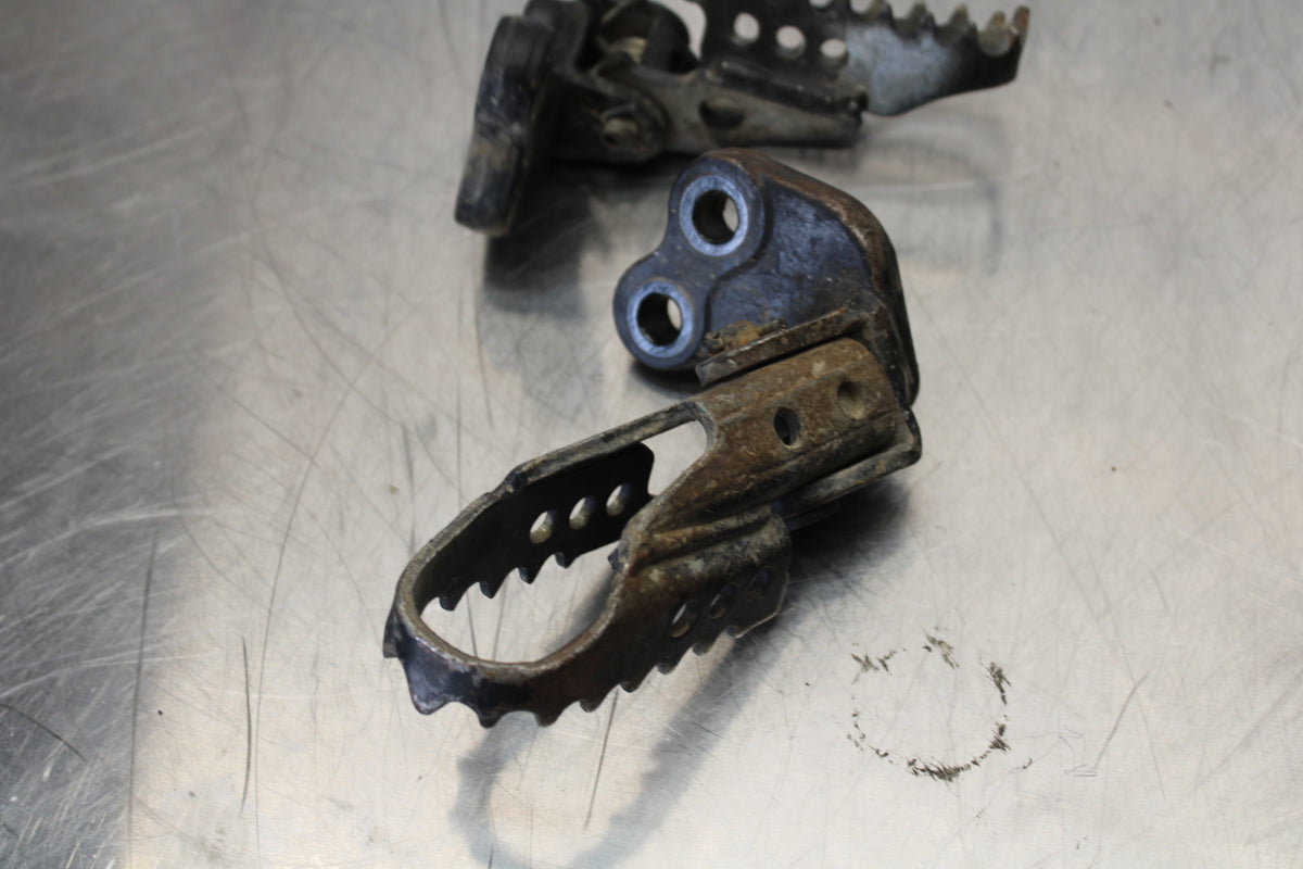 19 YAMAHA TTR230 LEFT RIGHT FOOT RESTS PEGS  BB146