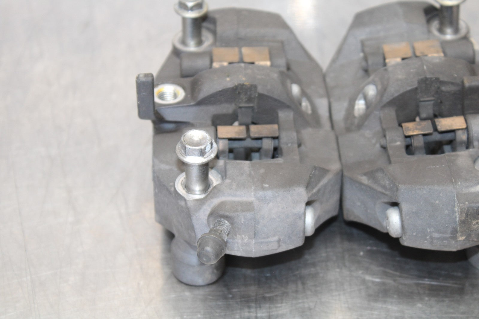 06-07 SUZUKI GSXR 600 RIGHT LEFT FRONT BRAKE CALIPER SET PAIR CALIPERS BB170