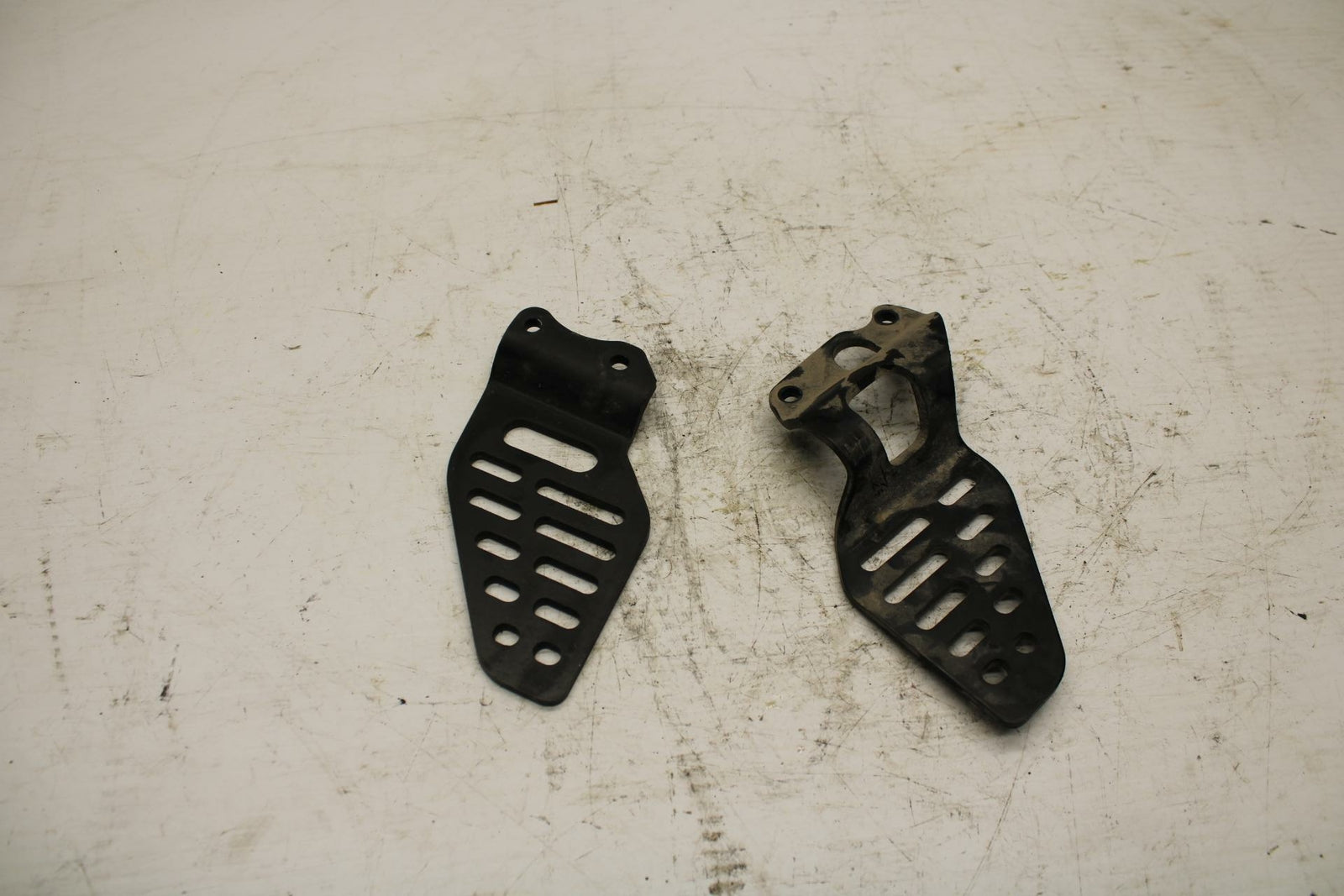 08-17 YAMAHA YZF R6 LEFT & RIGHT REARSET REAR SET HEEL GUARD COVER  BB354
