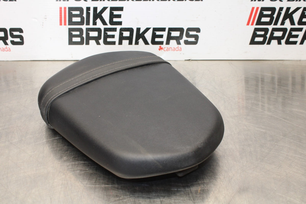 06-07 SUZUKI GSXR 600 REAR BACK PASSENGER TANDEM SEAT PAD SADDLE PILLION BB178
