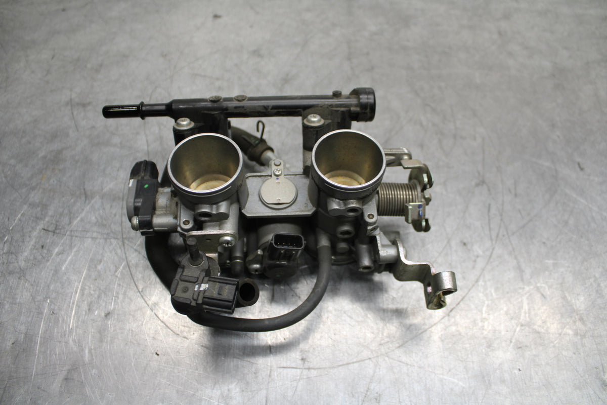 19-22 KAWASAKI Z400 MAIN FUEL INJECTORS / THROTTLE BODIES BB738