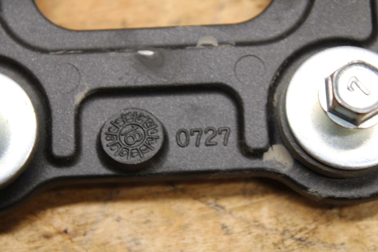 19-20 KAWASAKI NINJA ZX6R FRONT GAS TANK BRACKET MOUNT BB338