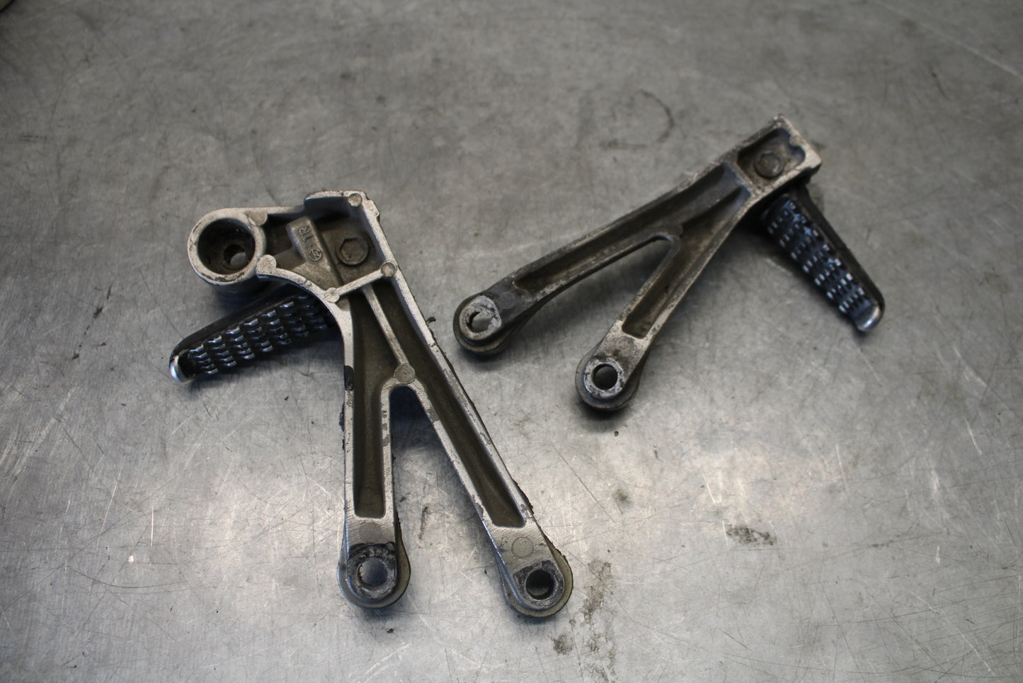 03-04 KAWASAKI NINJA ZX6RR REAR BACK PASSENGER PEG SET PAIR BB684