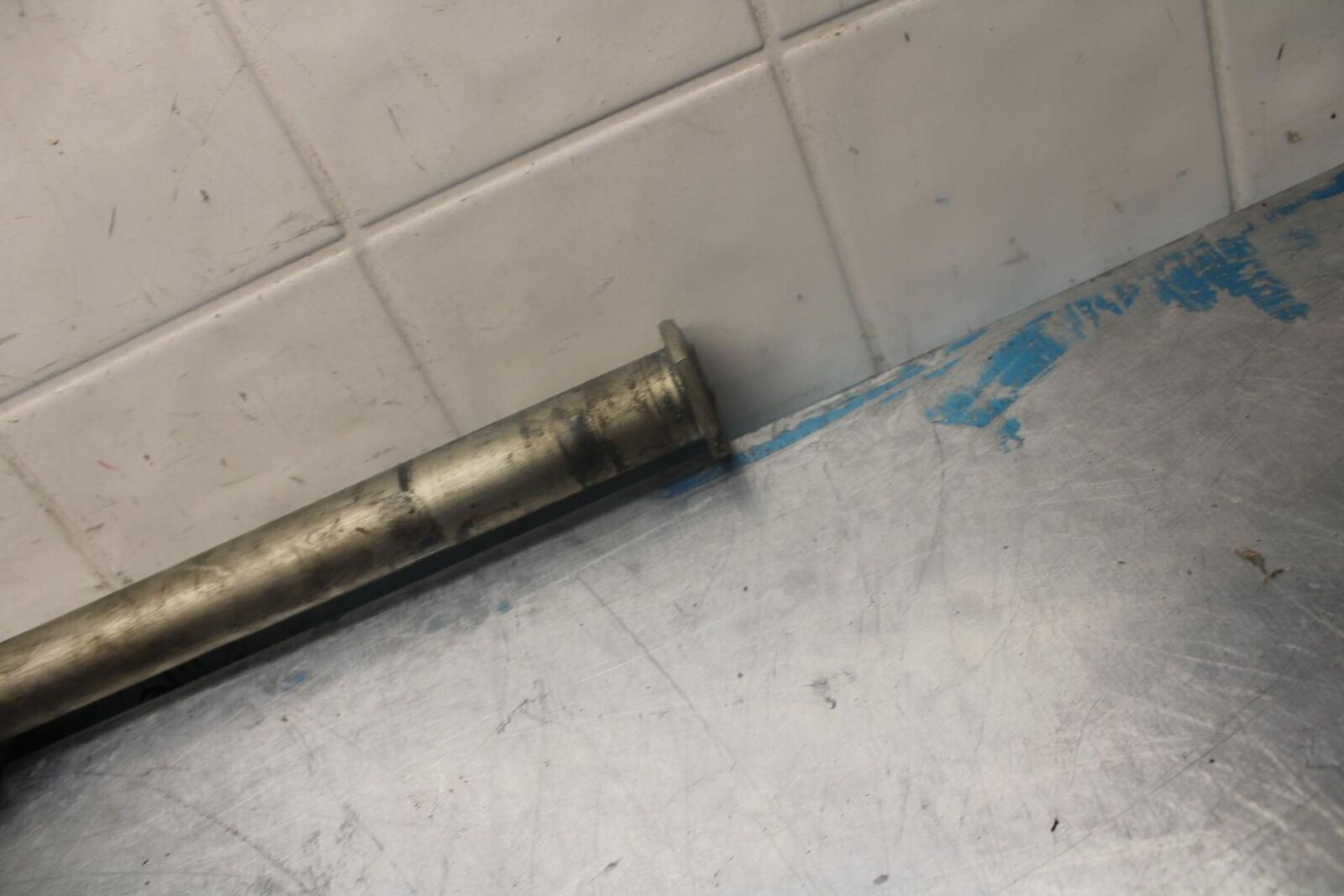 07-08 KAWASAKI NINJA ZX6R REAR AXLE  WHEEL RIM PIVOT BOLT AXEL 41068-0035 BB456