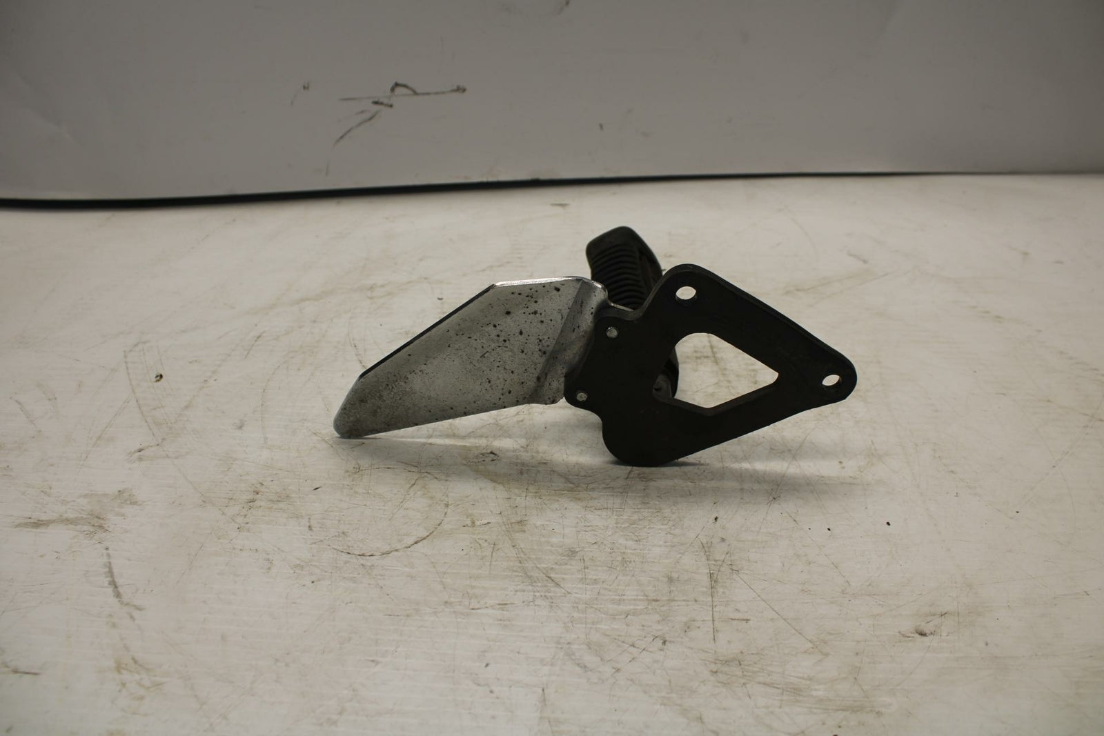 04-09 SUZUKI GS500F LEFT REARSET REAR SET DRIVER FOOT PEG BRACKET MOUNT BB261