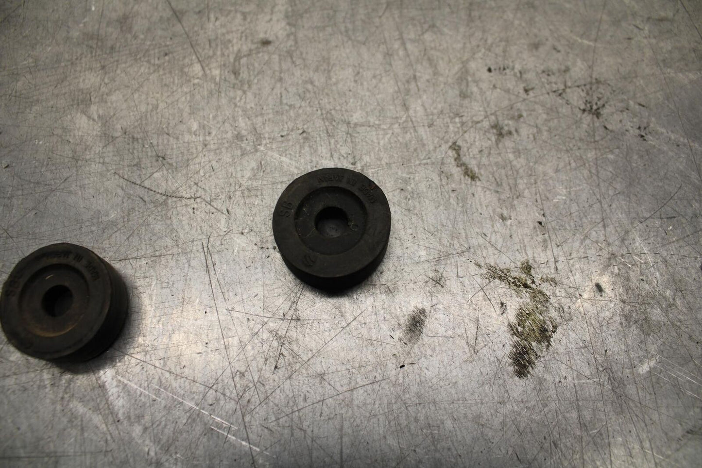 75 SUZUKI GT 550 GAS TANK FUEL MOUNTING RUBBER  BB72