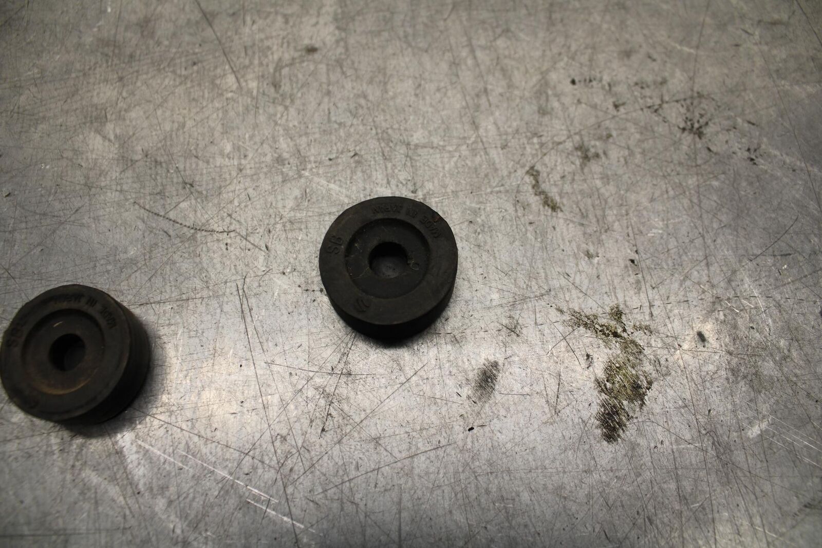 75 SUZUKI GT 550 GAS TANK FUEL MOUNTING RUBBER  BB72
