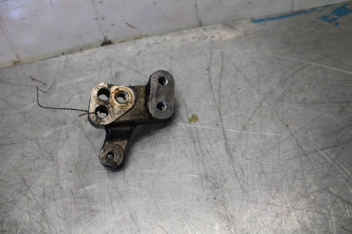 06-07 SUZUKI GSXR600 SHIFTER LINKAGE  BRACKET BB447