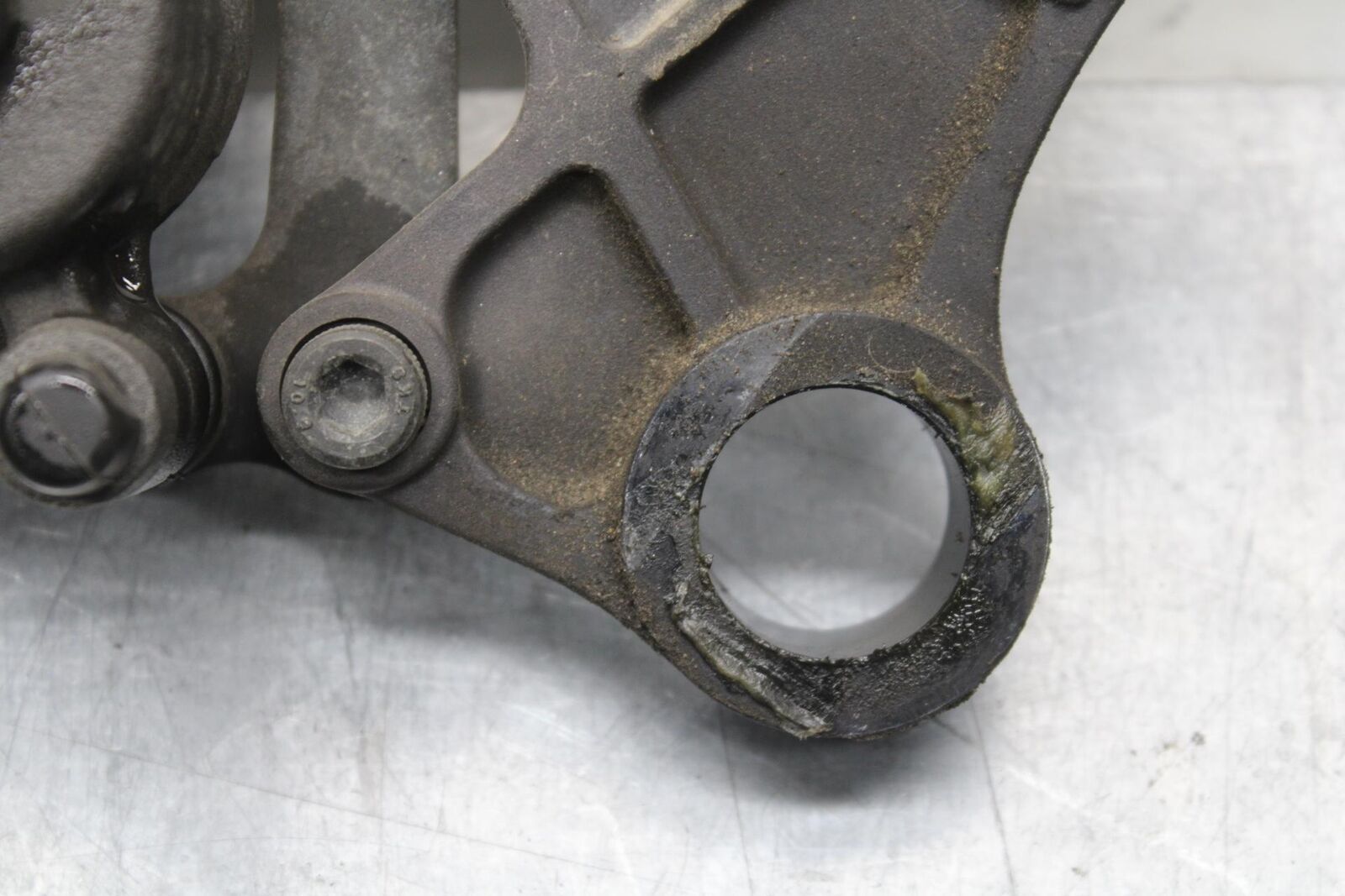 2011 Kawasaki Ninja ZX6R ZX600R REAR BACK BRAKE CALIPER W MOUNT BRACKET BB587