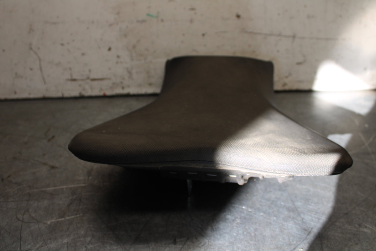 19-22 KAWASAKI Z400 FRONT DRIVERS SEAT PAD SADDLE PILLION BB708