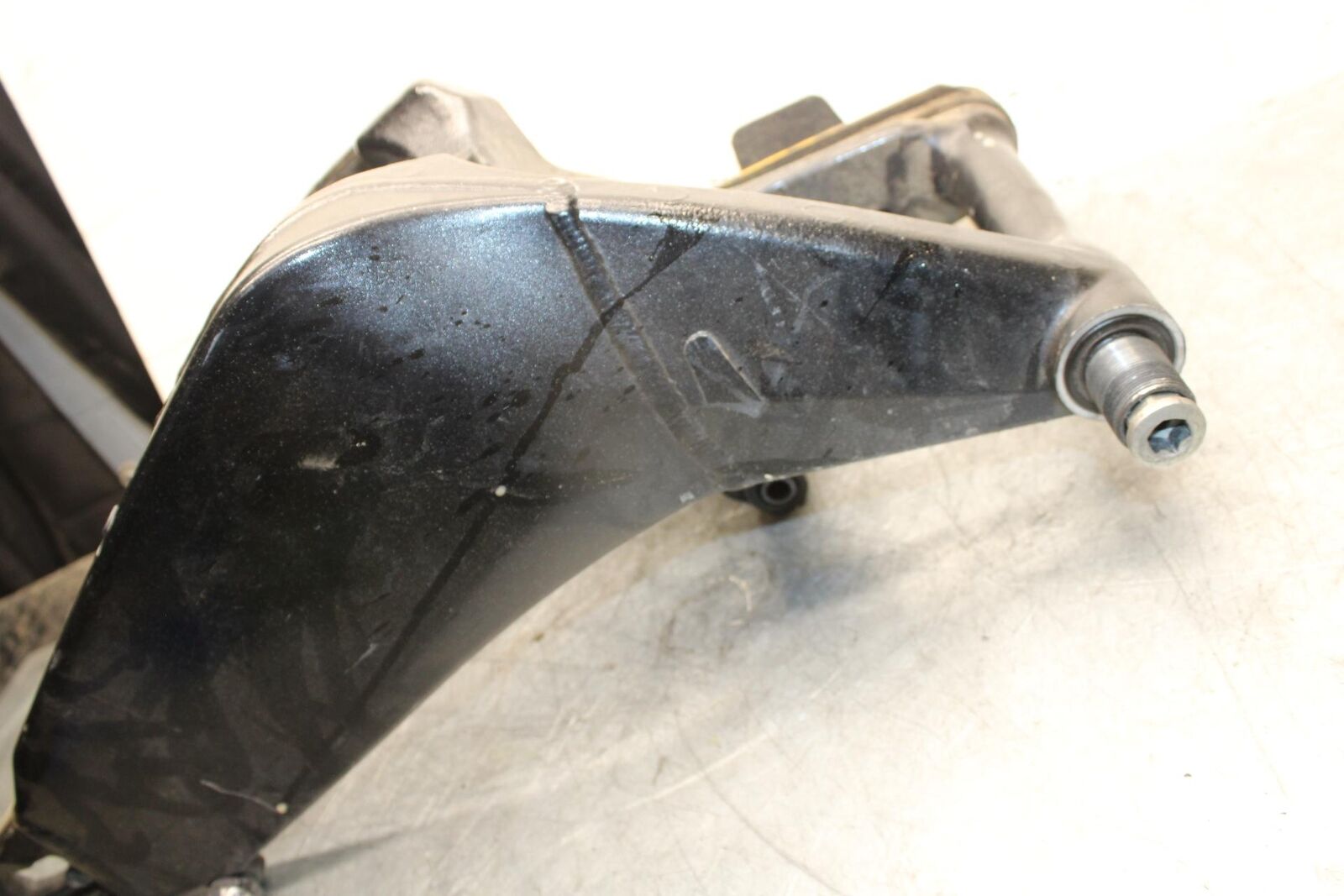 2009 Kawasaki Ninja ZX6R ZX600R SPRAY PAINTED  SWINGARM BACK SUSPENSION BB538