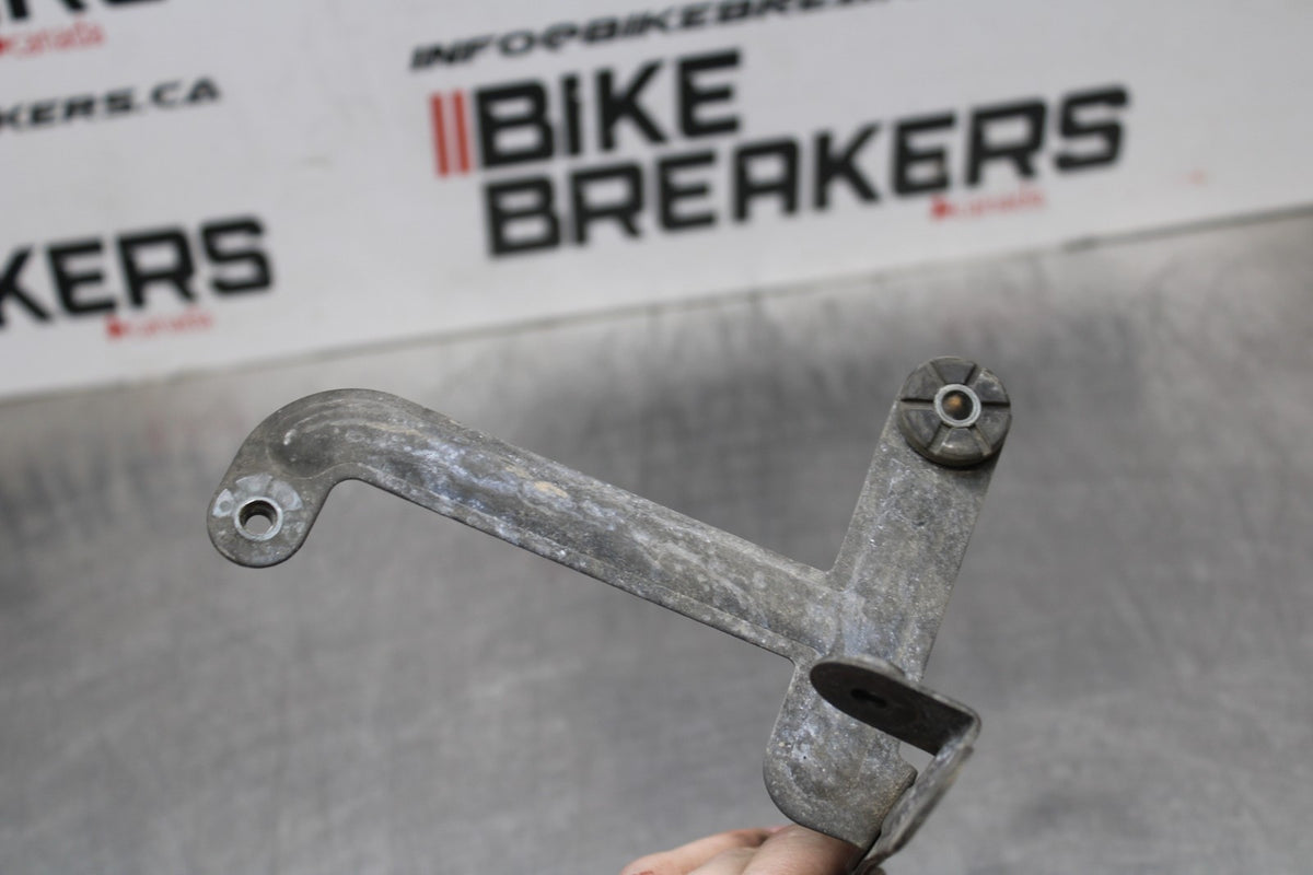 05-06 SUZUKI GSXR1000 OIL COOLER MOUNTING BRACKET MOUNT SUPPORT BB773