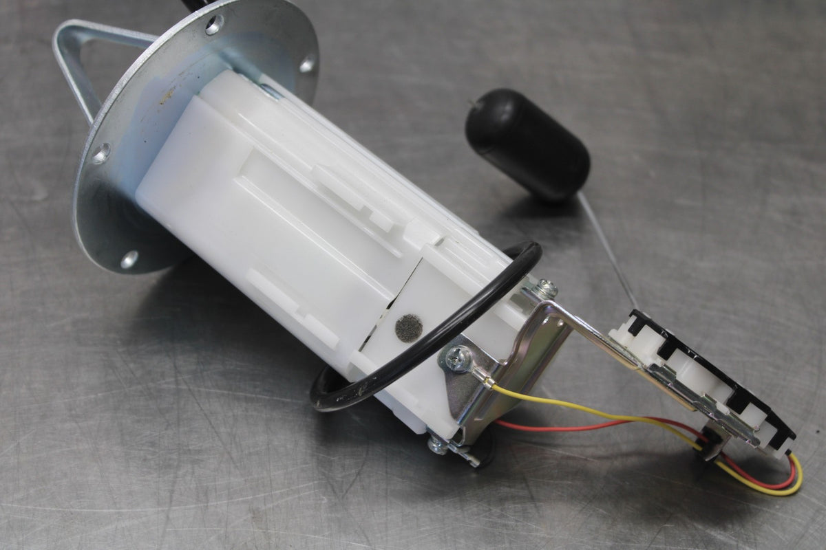 15-26 SUZUKI GSXR600 FUEL PUMP GAS PETROL SENDER UNIT BB888