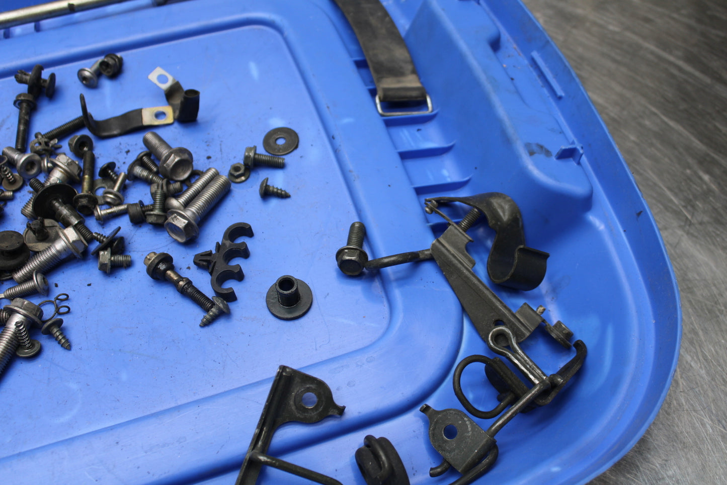 04-05 KAWASAKI NINJA ZX10R MOUNTING BOLTS HARDWARE MOTOR SCREWS BB163