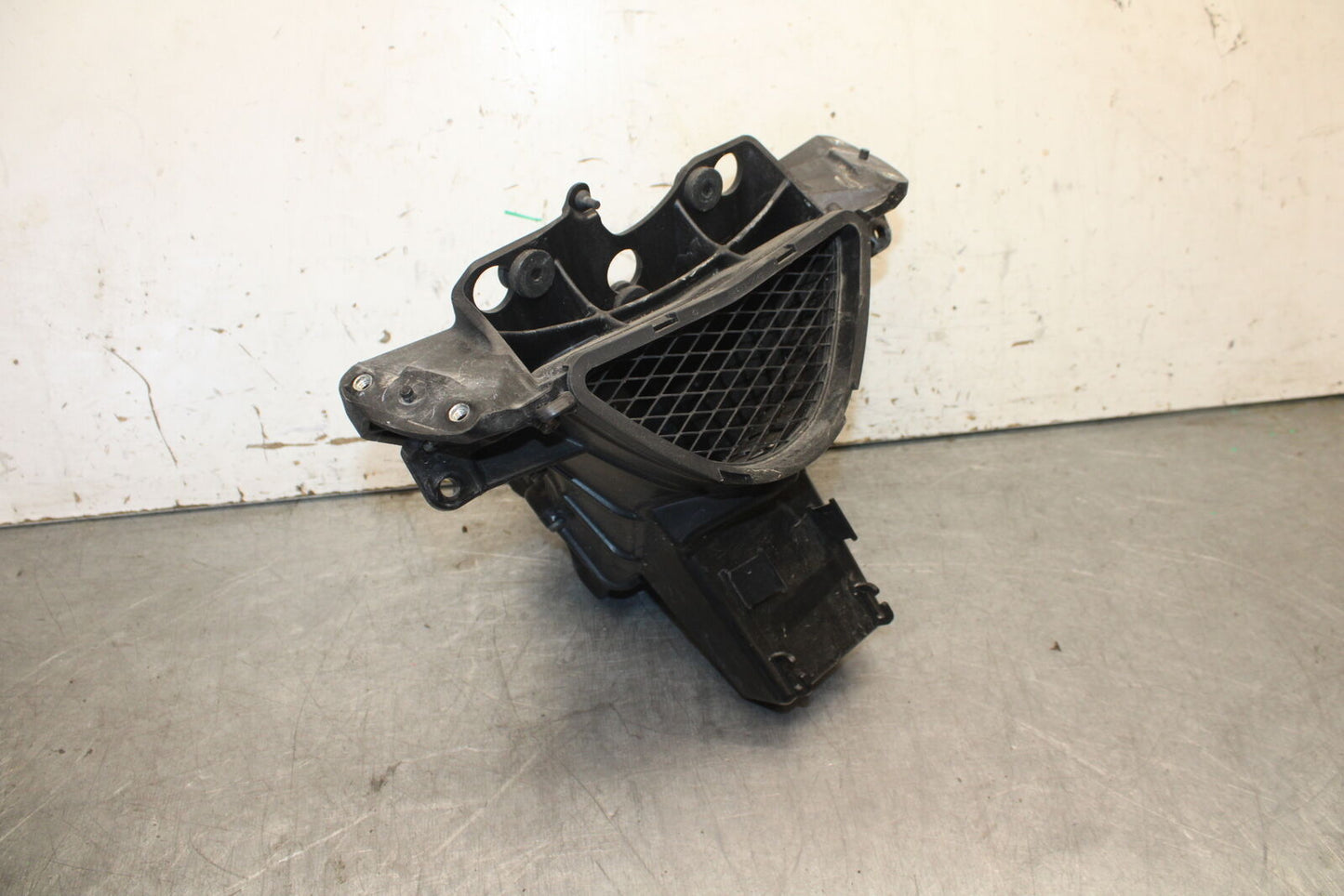 09-12 KAWASAKI NINJA ZX6R UPPER FAIRING MIRROR GAUGES STAY BRACKET BB698