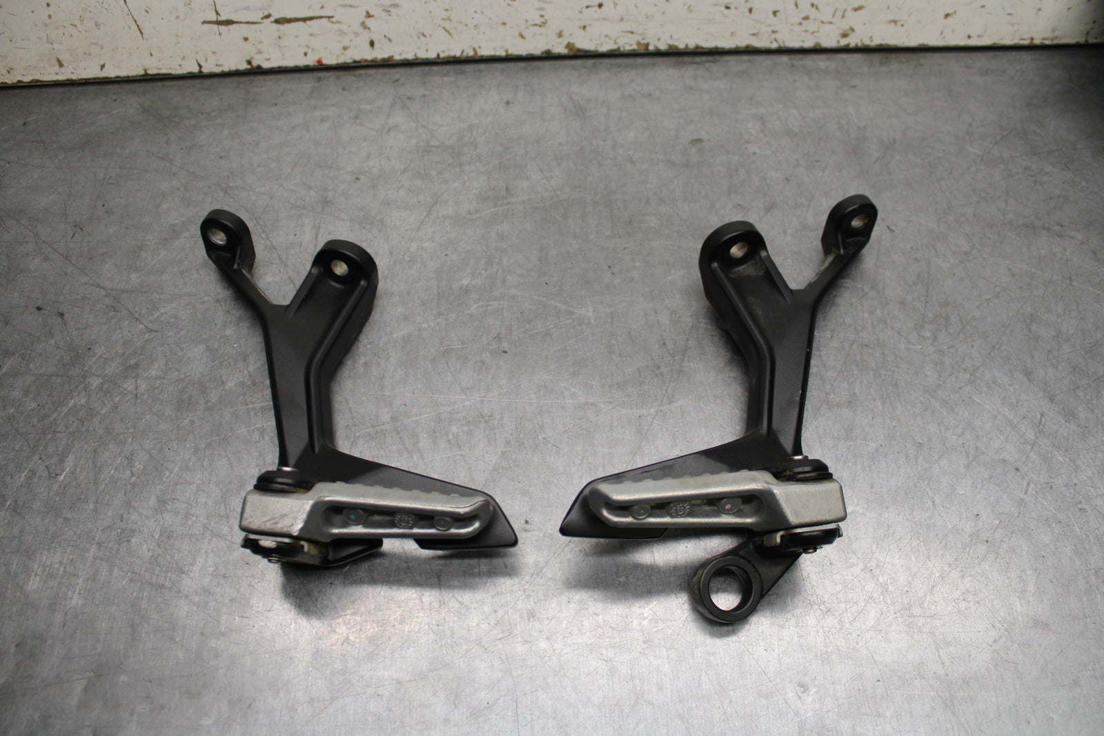 24 KAWASAKI NINJA 500 ABS REAR BACK PASSENGER PEG SET PAIR BB730
