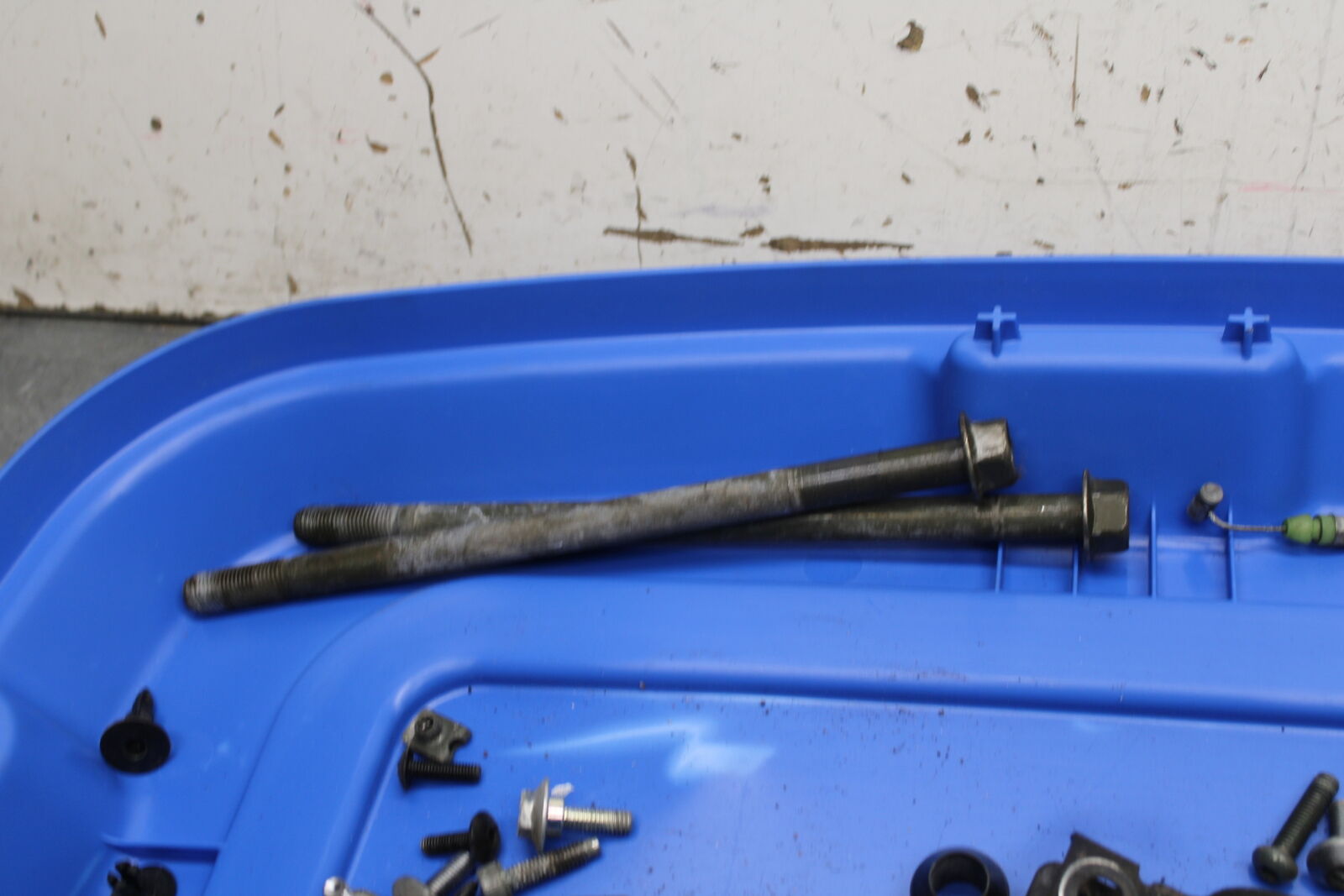 06 YAMAHA YZF R6 MOUNTING BOLTS HARDWARE MOTOR SCREWS BB716