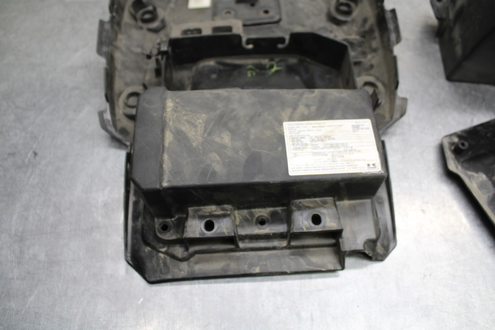 18-24 KAWASAKI NINJA 650 REAR BACK TAIL UNDERTAIL BATTERY TRAY PLASTIC BB725