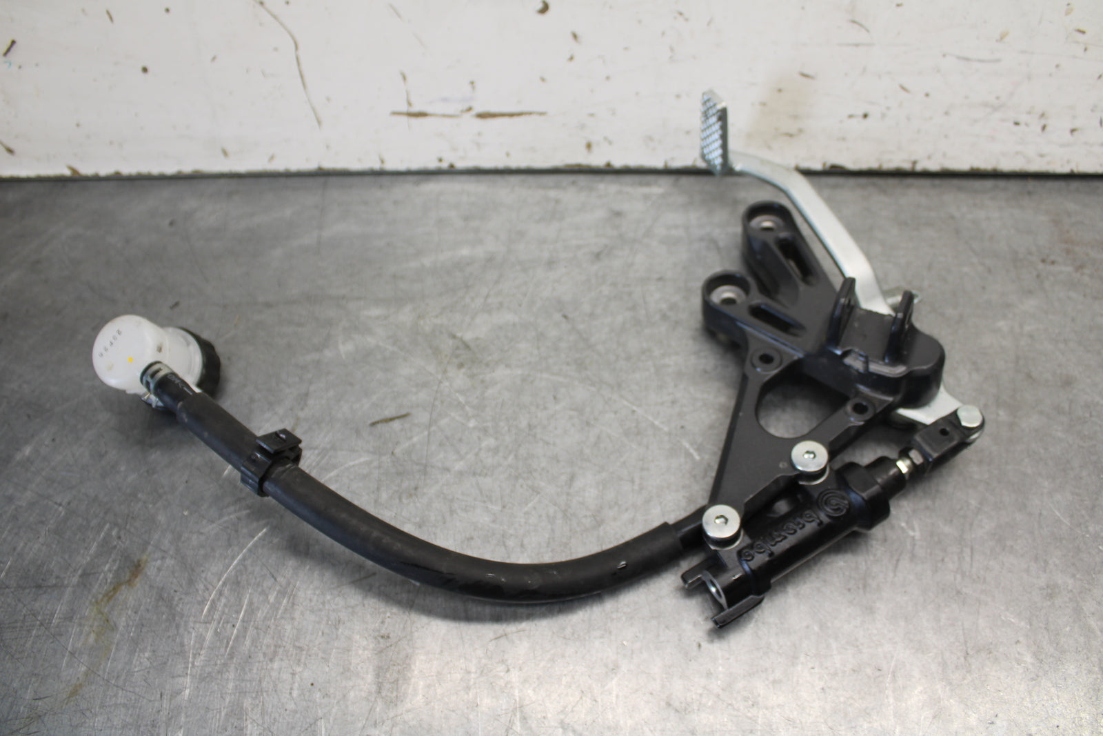 22-23 YAMAHA YZF R7 RIGHT REARSET REAR SET DRIVER FOOT PEG REST STOP BB583