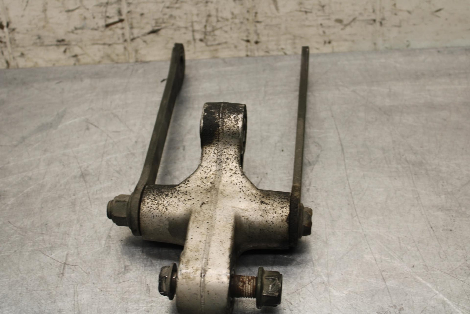 2004 Suzuki Intruder 1500 VL1500 REAR BACK SHOCK LINKAGE BB573