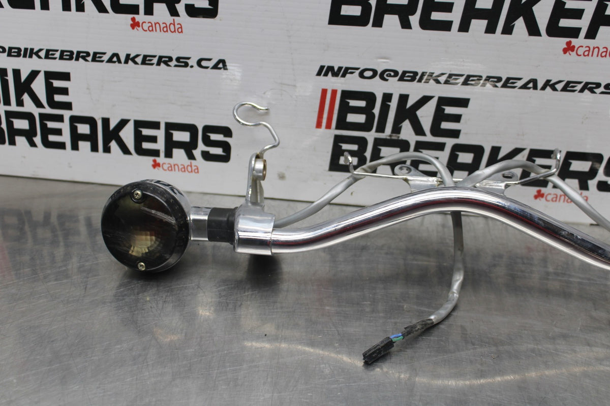 06 KAWASAKI VULCAN 900 FRONT TURN SIGNAL BAR MOUNT BRACKET BB799