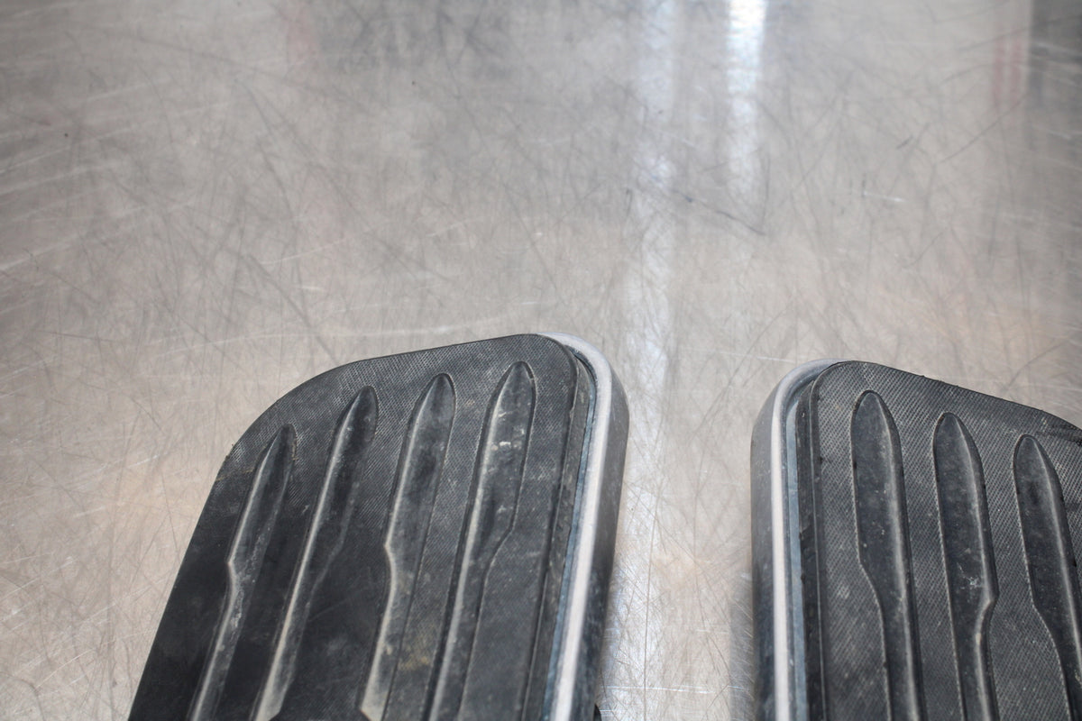 04 YAMAHA ROAD STAR XV1700A FRONT FOOT RESTS PEGS STEPS SET PAIR BB155