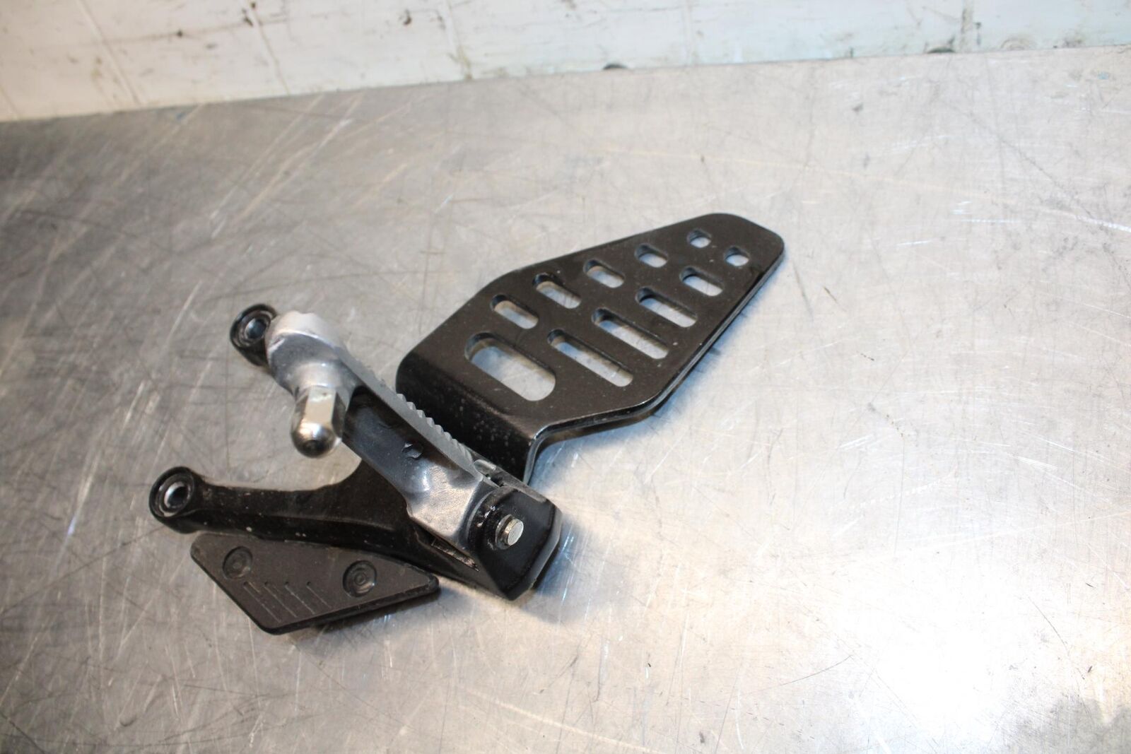 08-16 YAMAHA YZF R6 LEFT REARSET REAR SET DRIVER FOOT PEG BRACKET MOUNT BB465