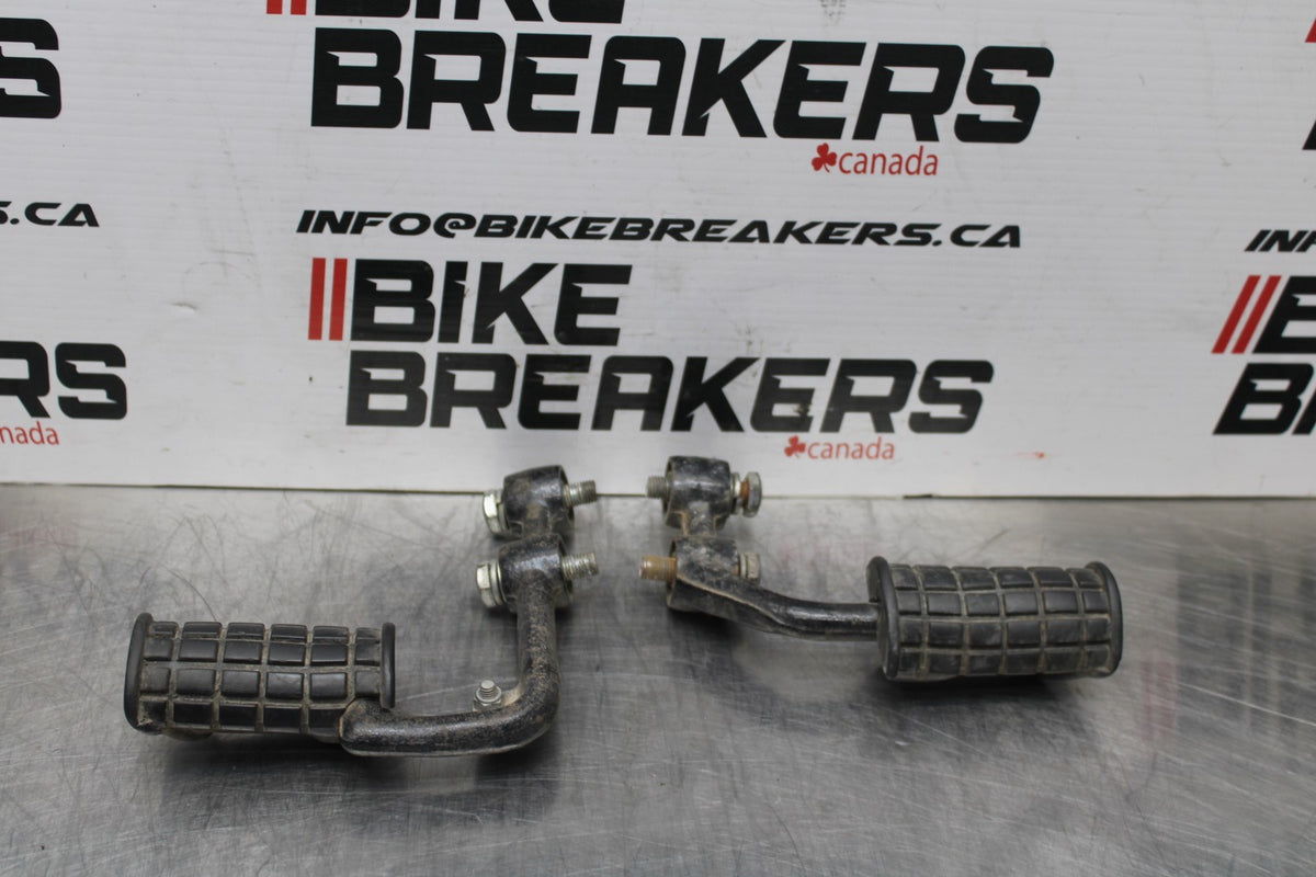 77 SUZUKI GS750 FRONT FOOT RESTS PEGS STEPS SET PAIR BB779