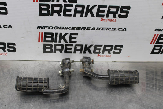 77 SUZUKI GS750 FRONT FOOT RESTS PEGS STEPS SET PAIR BB779
