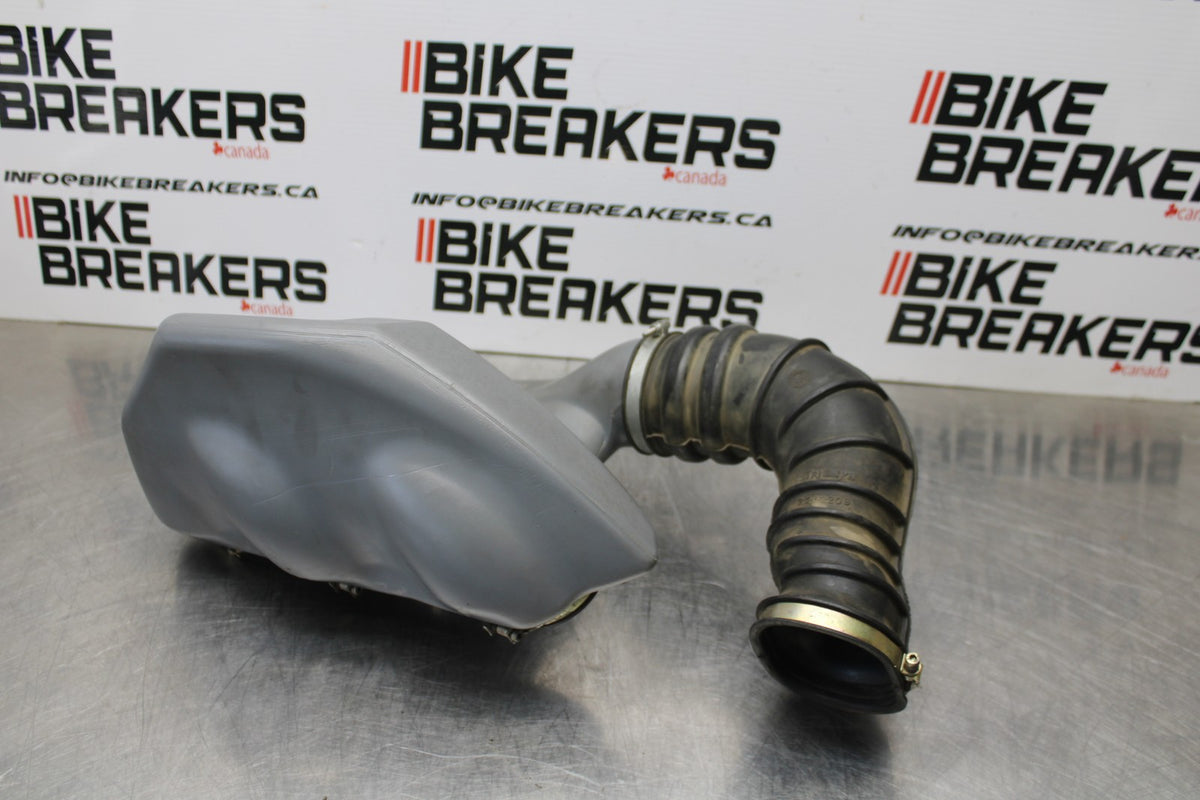 05 TRIUMPH ROCKET III AIR INTAKE DUCT TUBE BB186