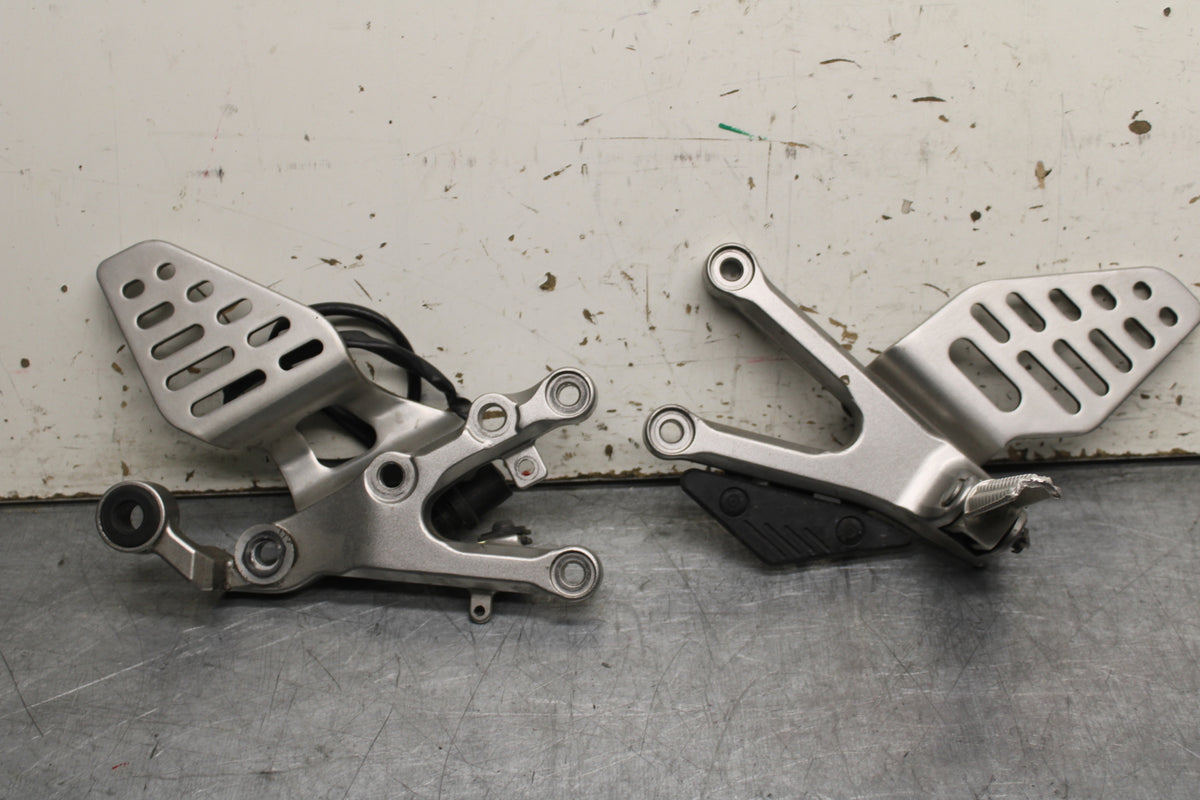 06 YAMAHA YZF R6 RIGHT LEFT REARSETS REAR SET DRIVER FOOT PEGS  BB716